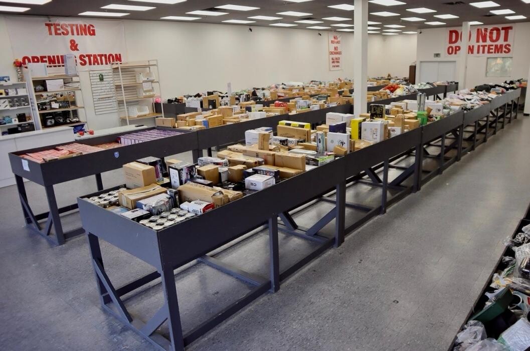 Images Moez Binz Inc. Overstocks & Liquidation