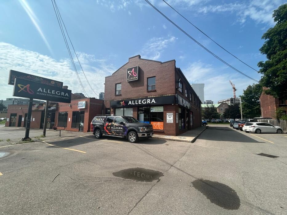 Images Allegra Hamilton, ON