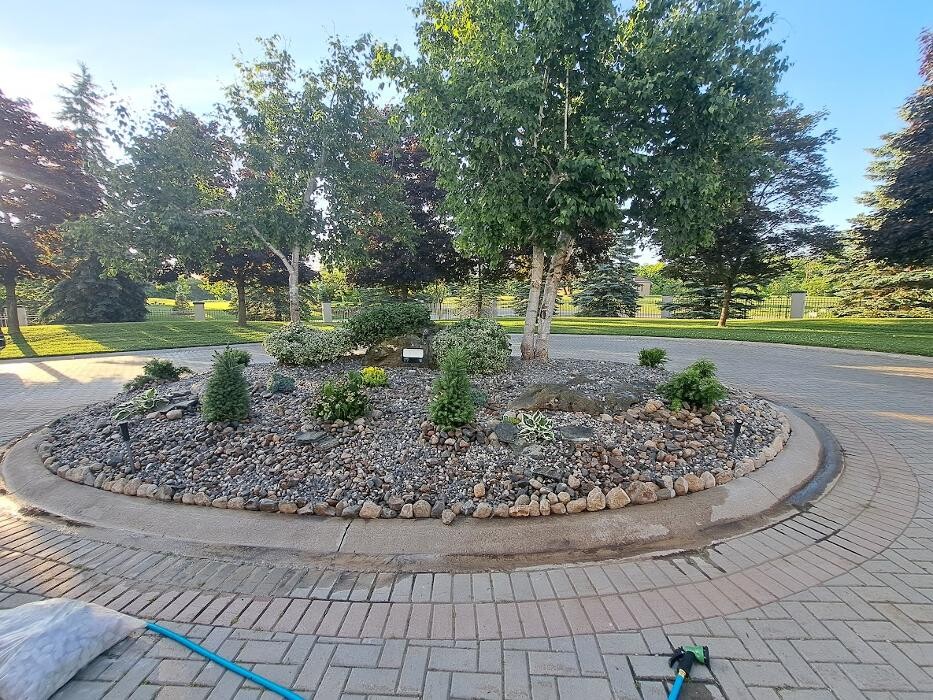 Images Elsam Gardening and Home Services Inc.