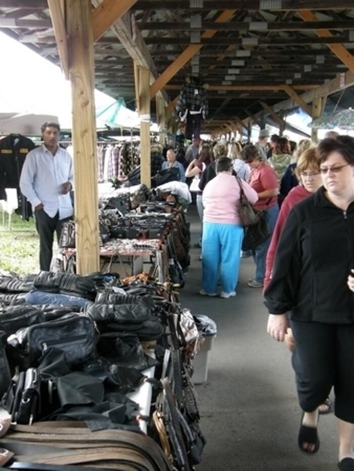 Images Marché aux Puces Lachute