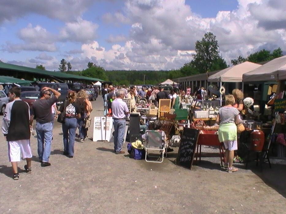 Images Marché aux Puces Lachute