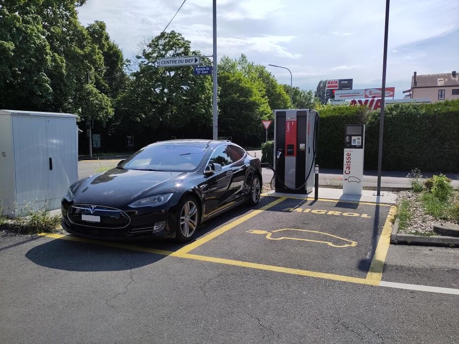 Bilder Migrol Charging Station