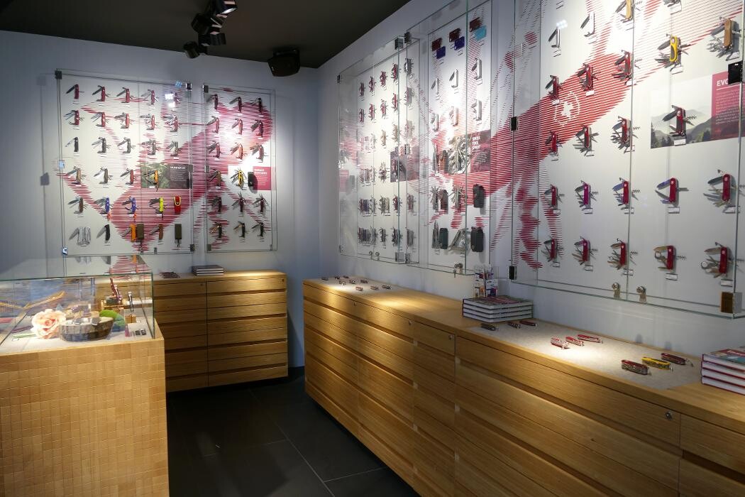 Bilder Victorinox Store Andermatt