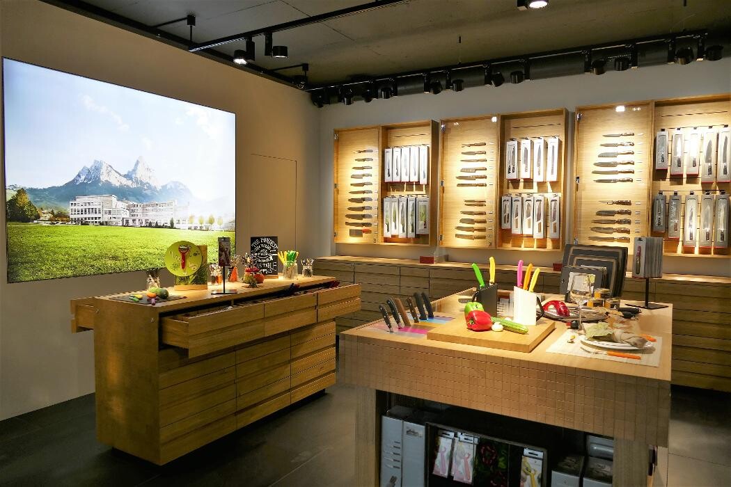 Bilder Victorinox Store Andermatt