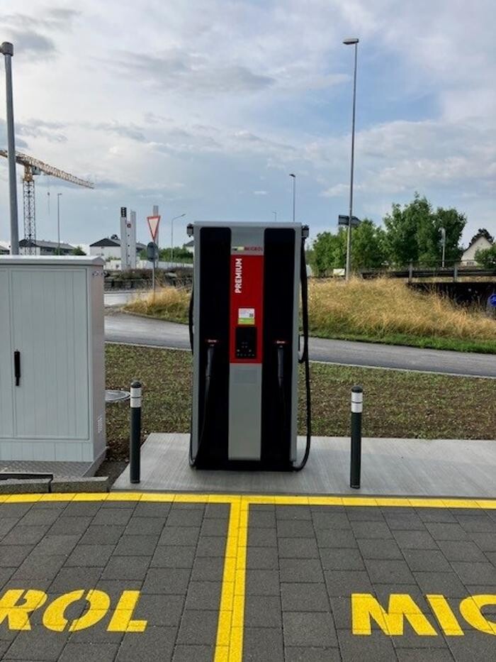 Bilder Migrol Charging Station