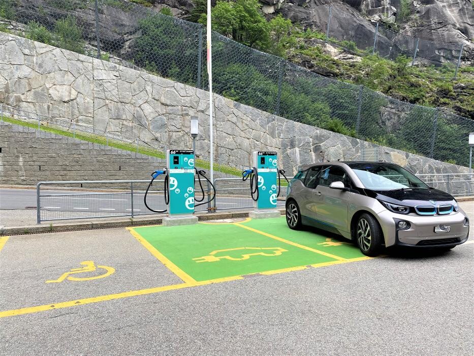 Bilder Shell Recharge Charging Station