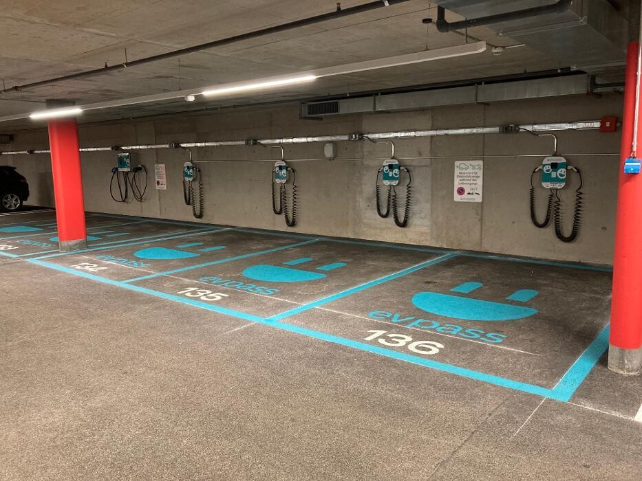 Bilder Shell Recharge Charging Station