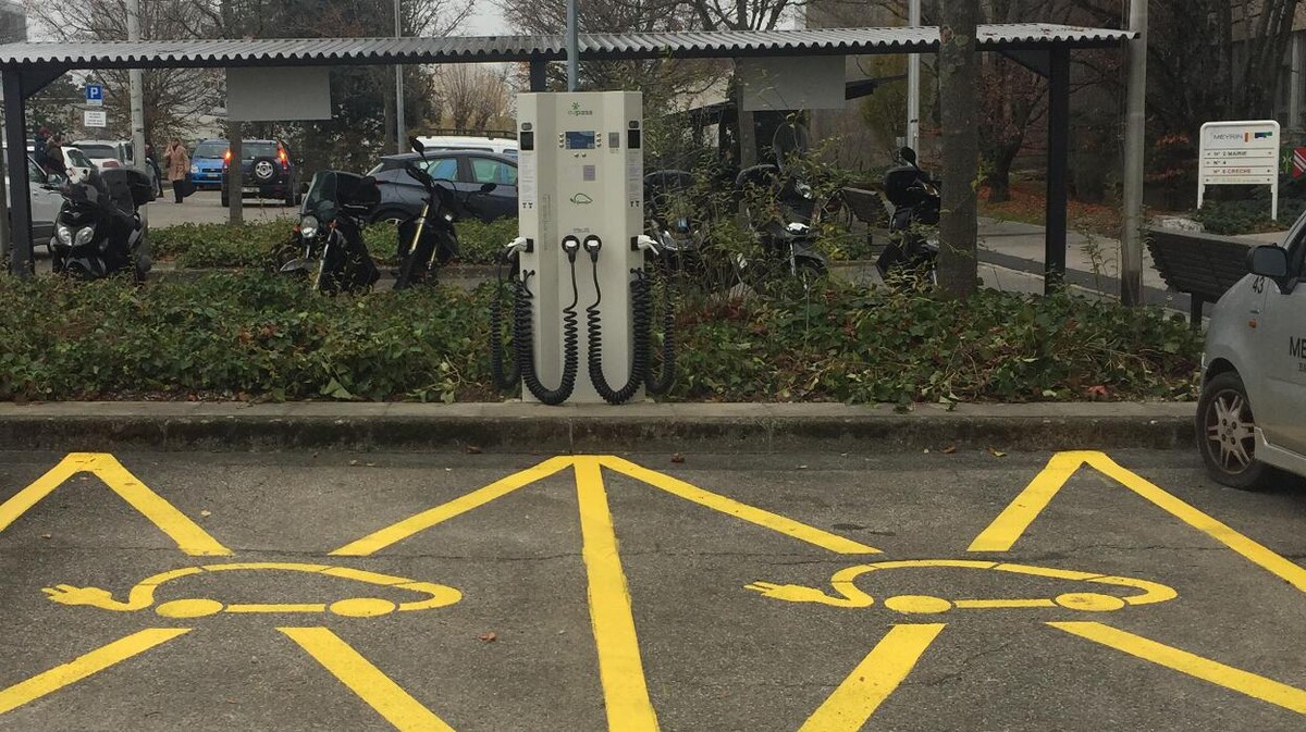 Bilder Shell Recharge Charging Station