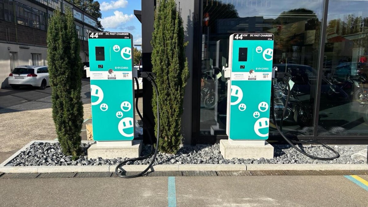 Bilder Shell Recharge Charging Station