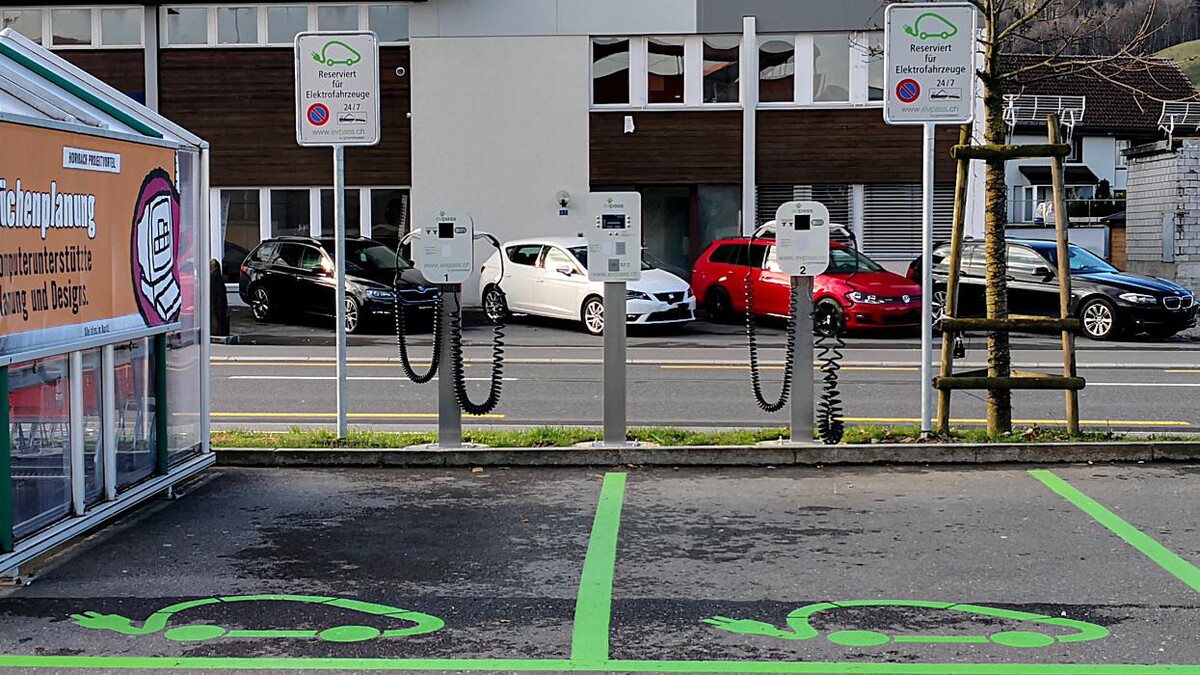 Bilder Shell Recharge Charging Station