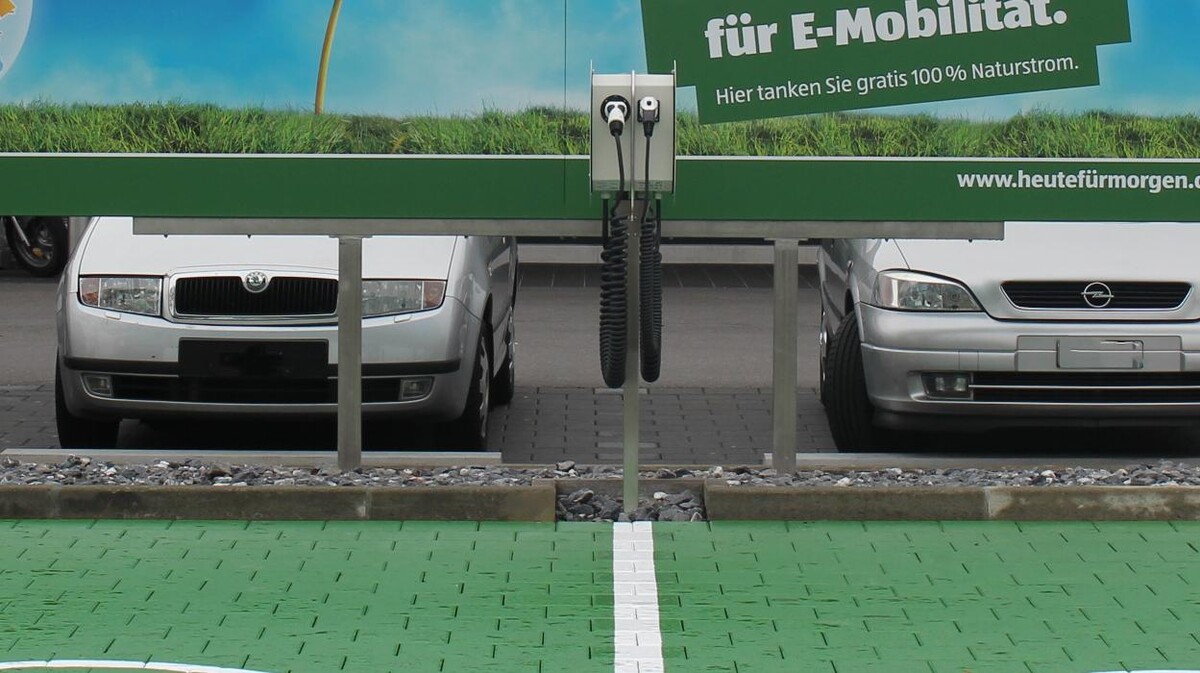 Bilder Shell Recharge Charging Station
