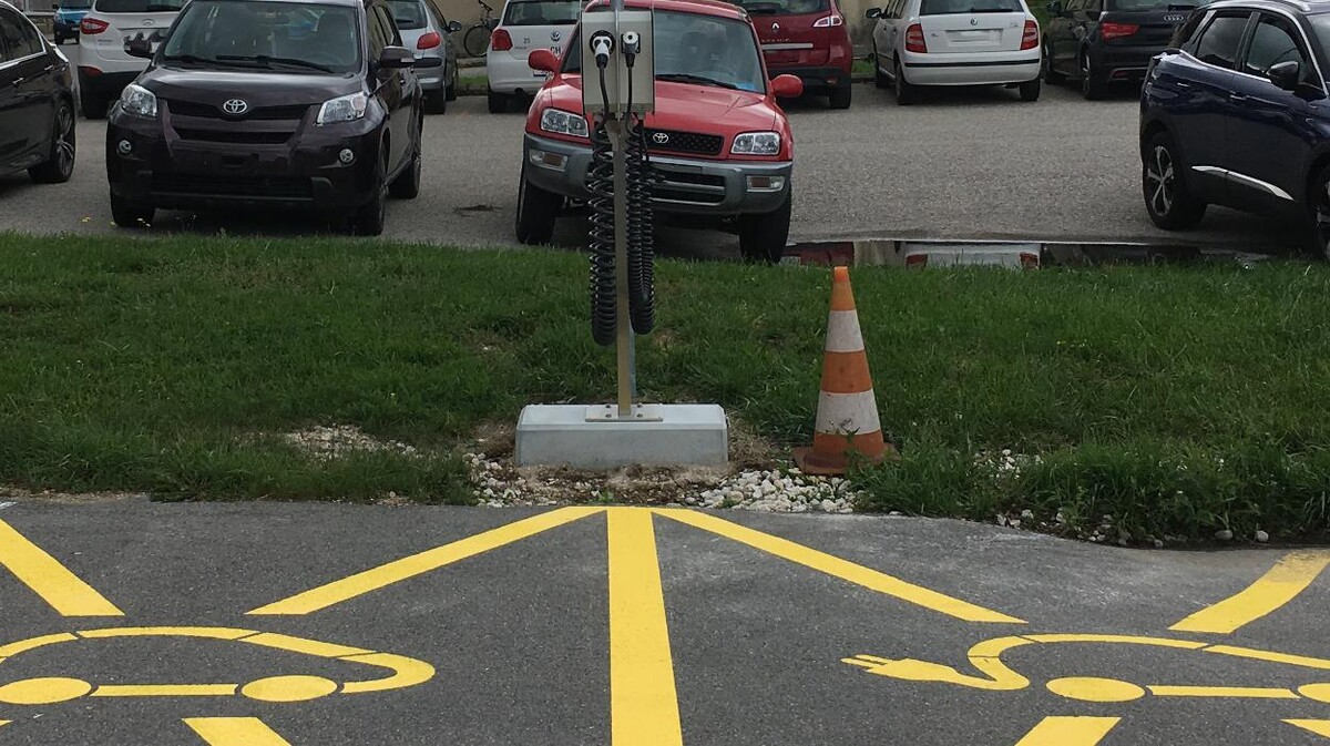 Bilder Shell Recharge Charging Station