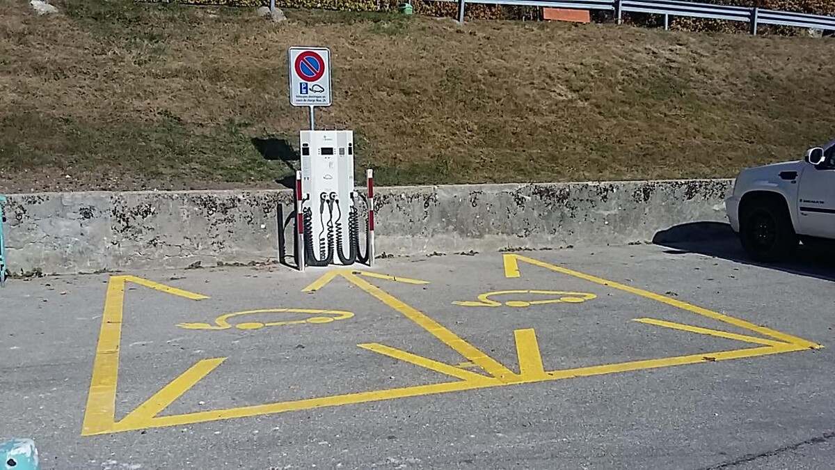 Bilder Shell Recharge Charging Station