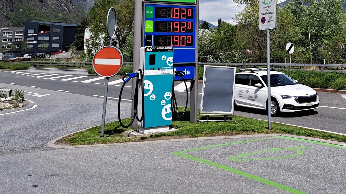 Bilder Shell Recharge Charging Station