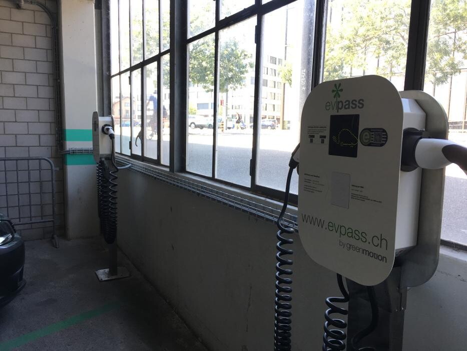 Bilder Shell Recharge Charging Station