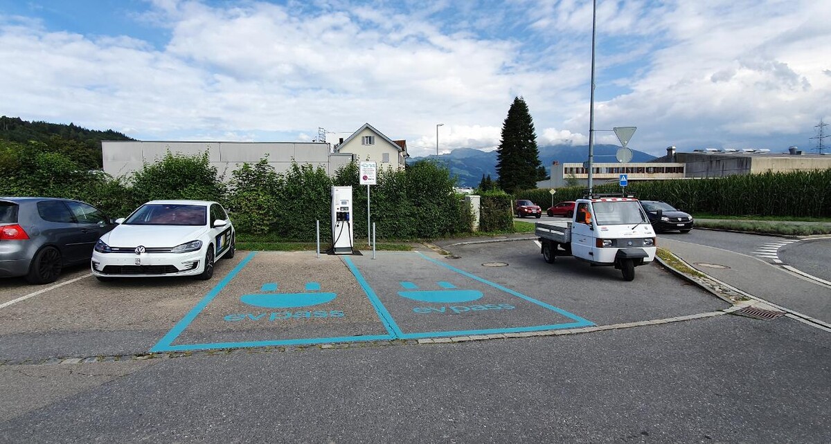 Bilder Shell Recharge Charging Station