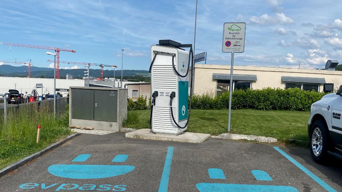 Bilder Shell Recharge Charging Station