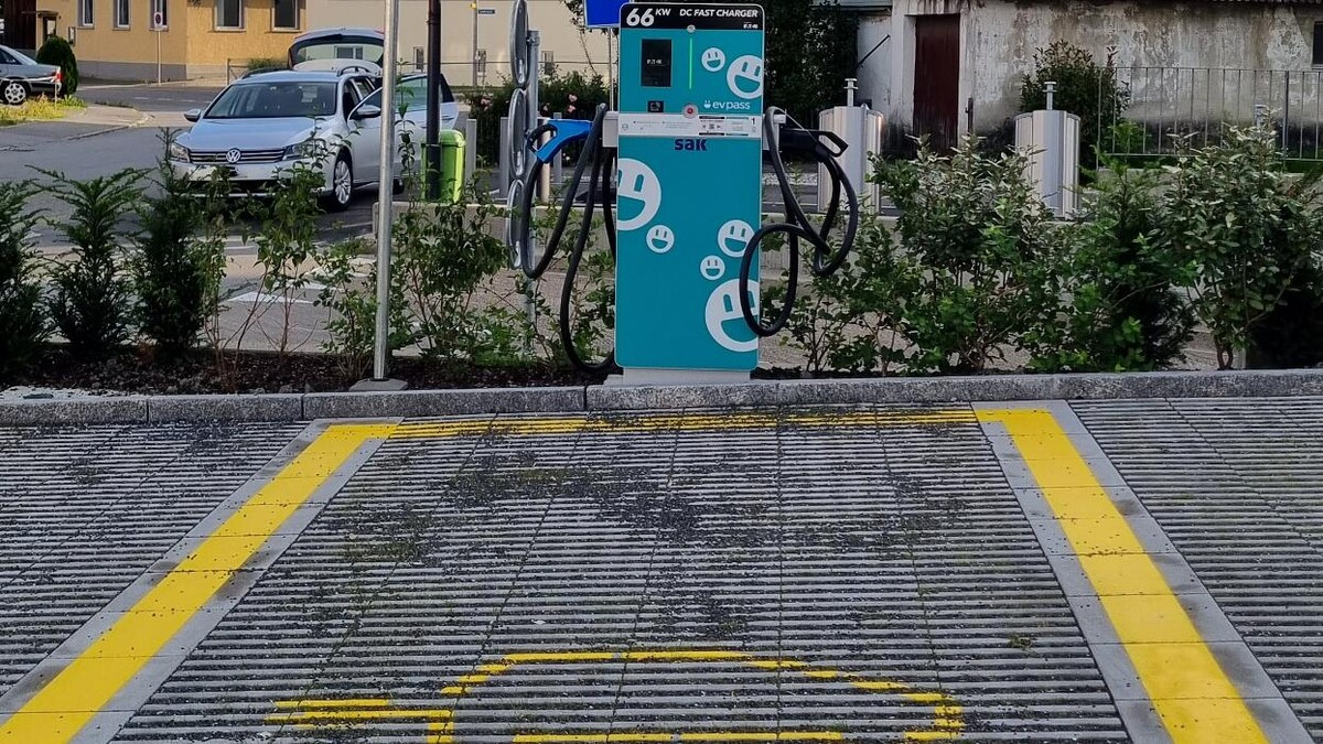 Bilder Shell Recharge Charging Station