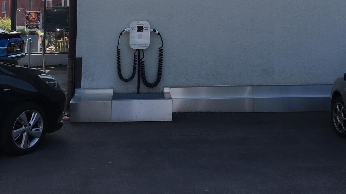Bilder Shell Recharge Charging Station