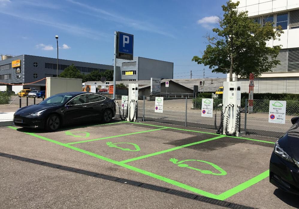 Bilder Shell Recharge Charging Station