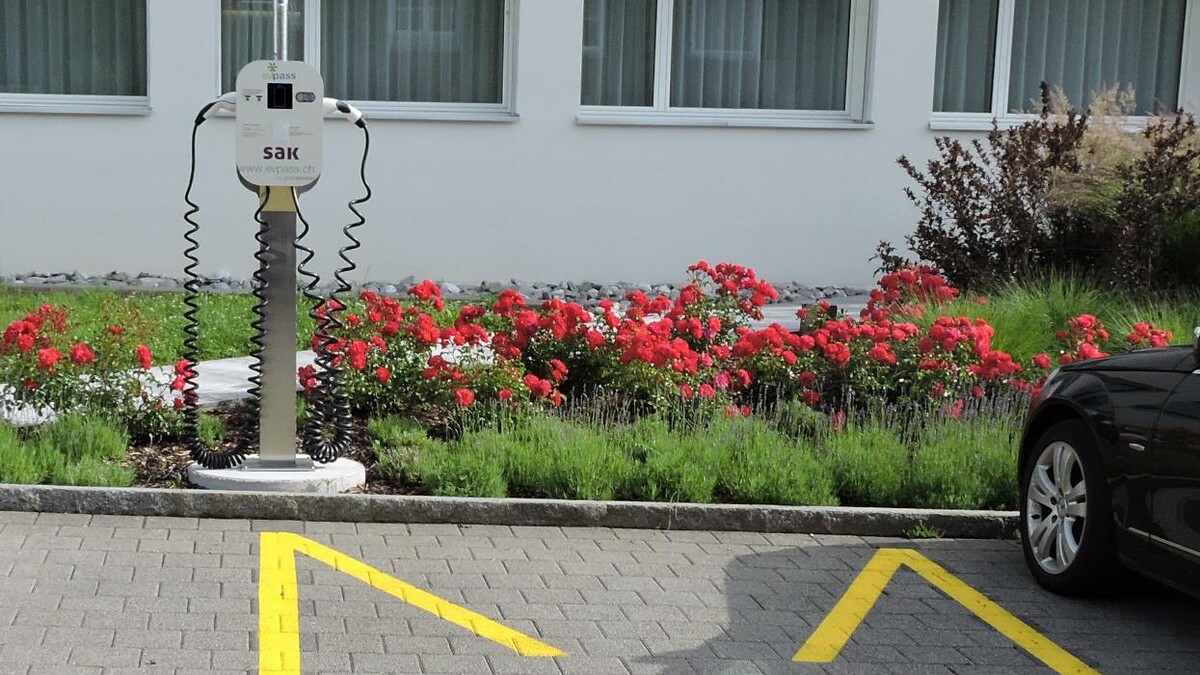 Bilder Shell Recharge Charging Station