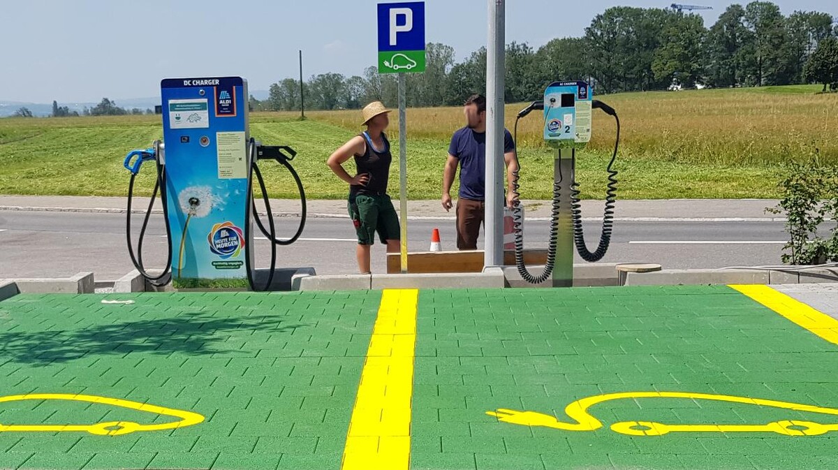 Bilder Shell Recharge Charging Station