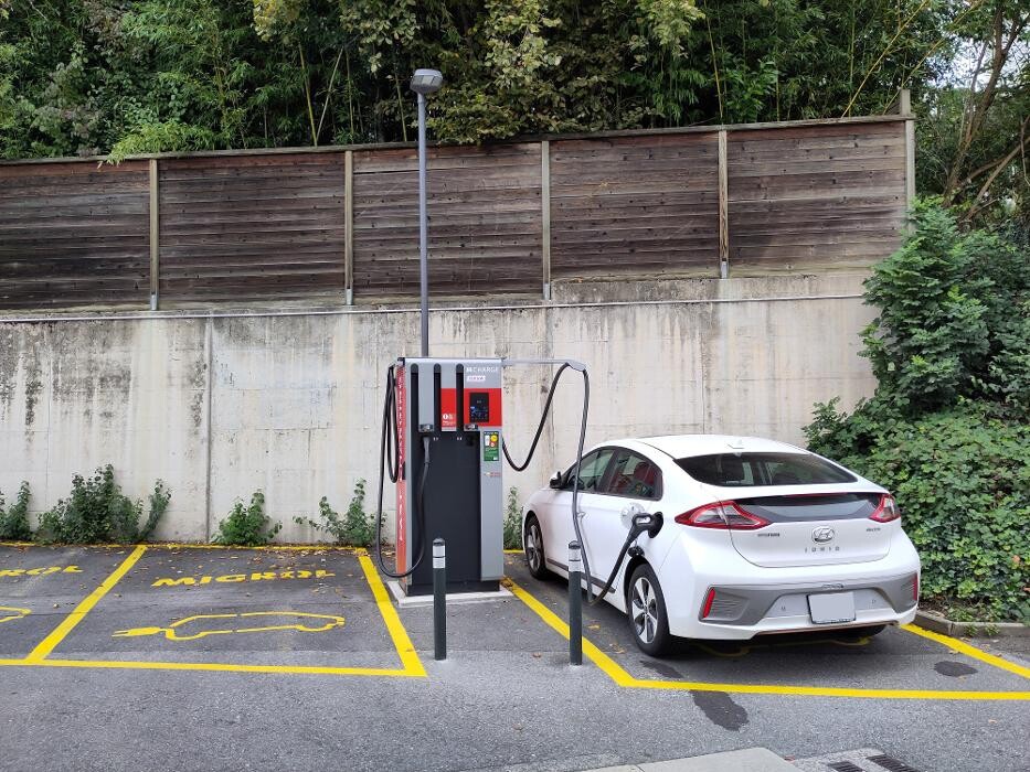 Bilder Migrol Charging Station