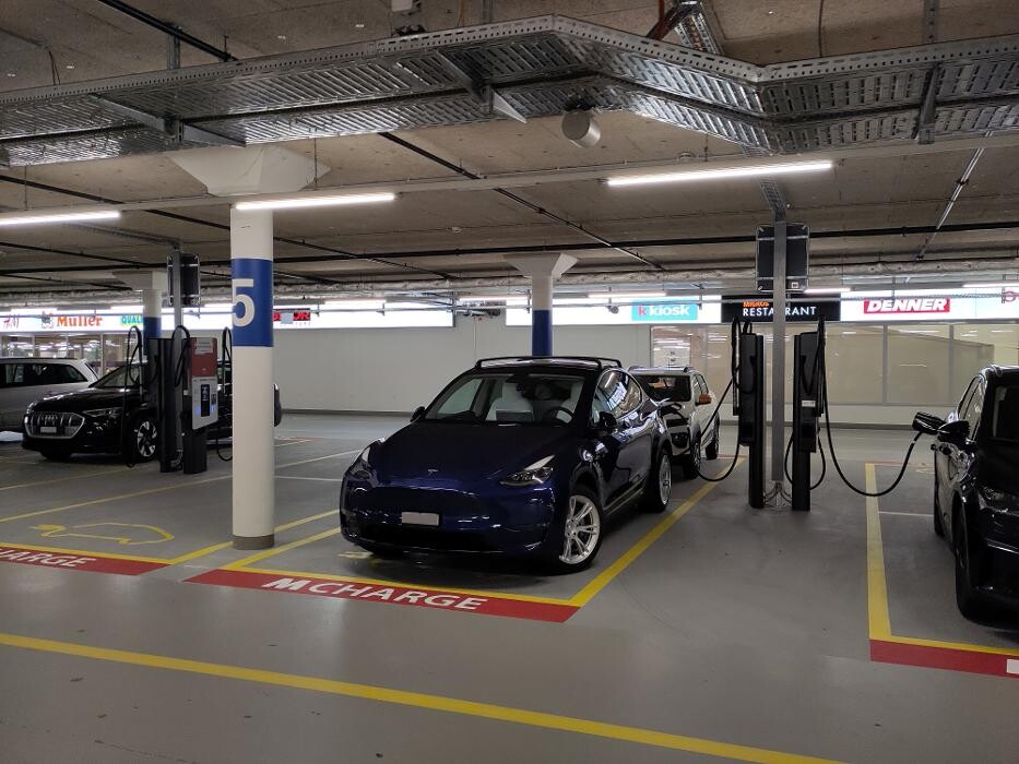 Bilder Migrol Charging Station