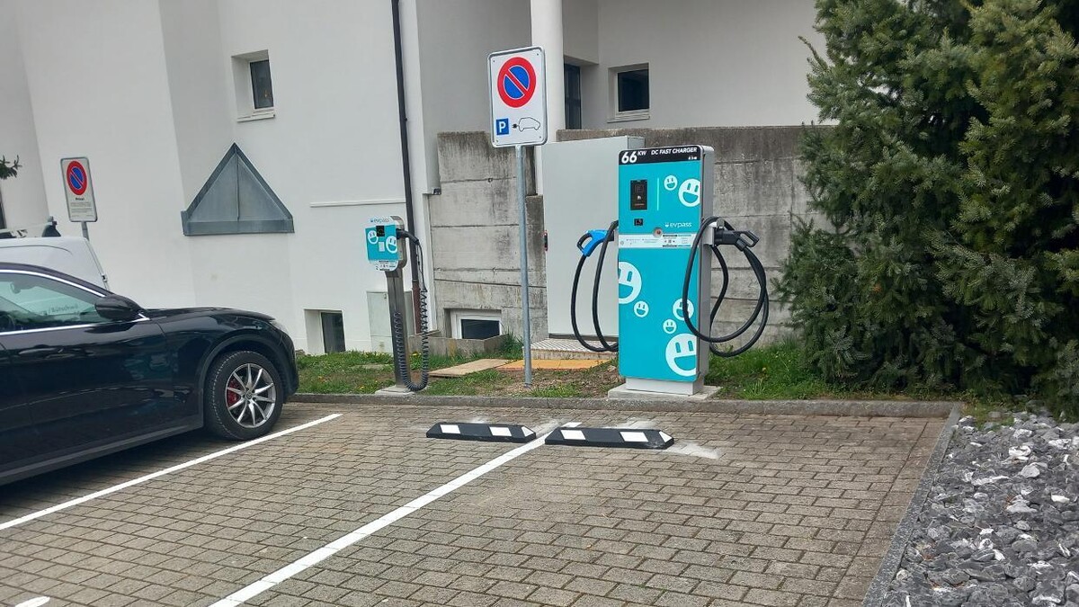 Bilder Shell Recharge Charging Station