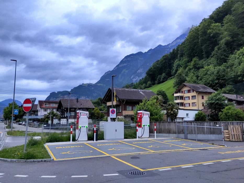 Bilder Migrol Charging Station