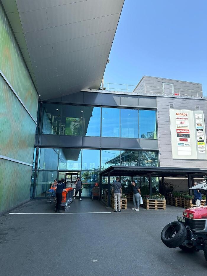 Bilder Manor Outlet Brügg