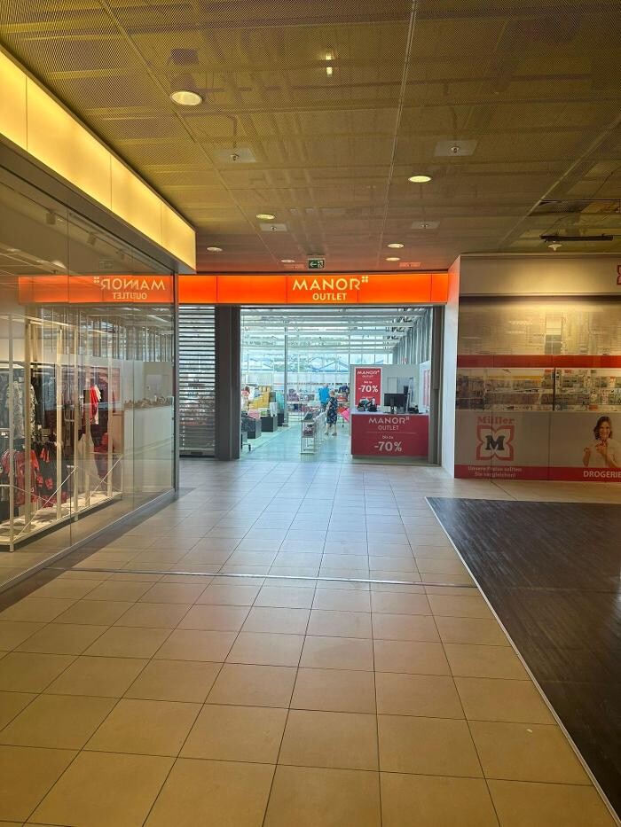 Bilder Manor Outlet Brügg