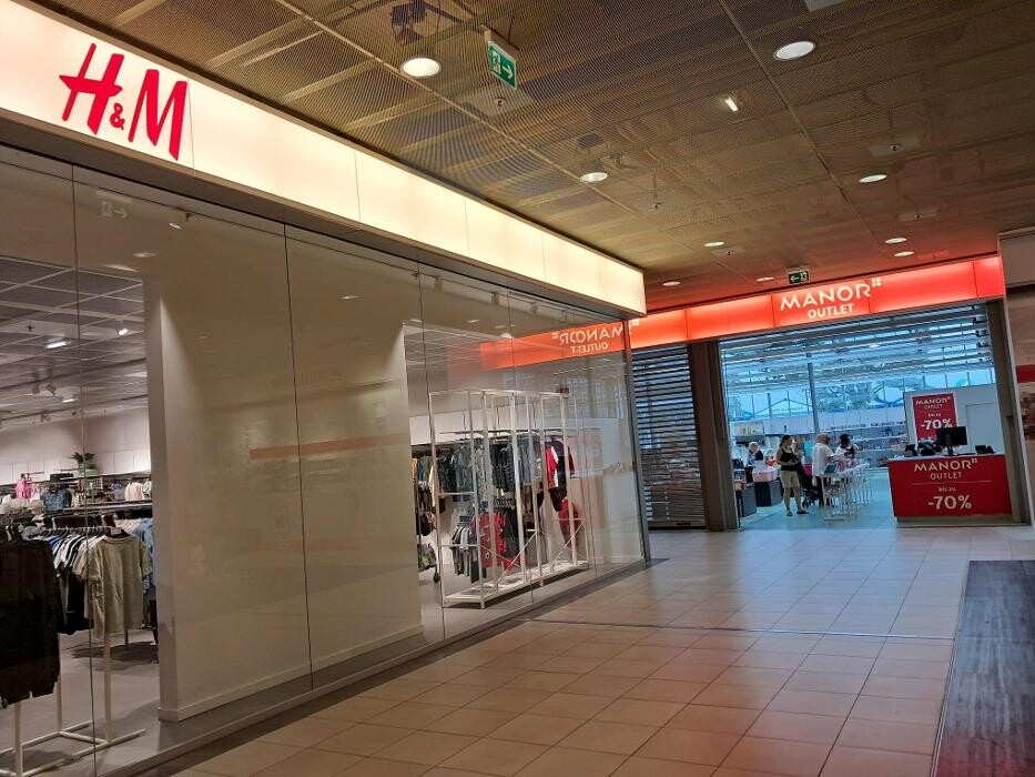 Bilder Manor Outlet Brügg