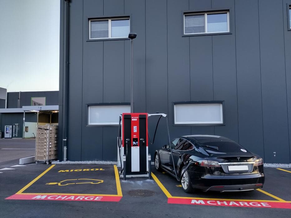 Bilder Migrol Charging Station