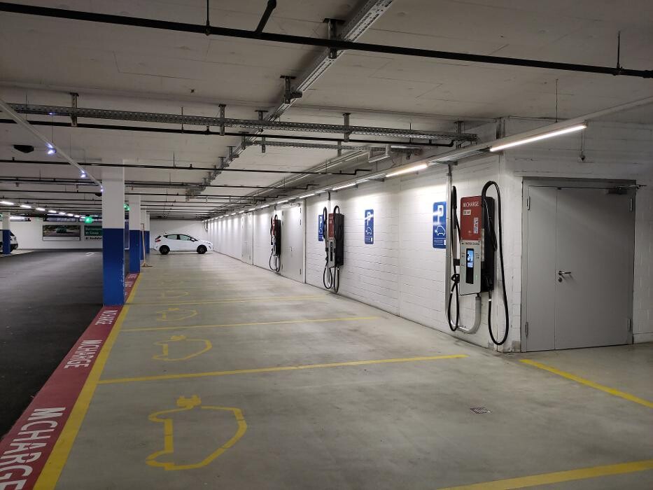 Bilder Migrol Charging Station