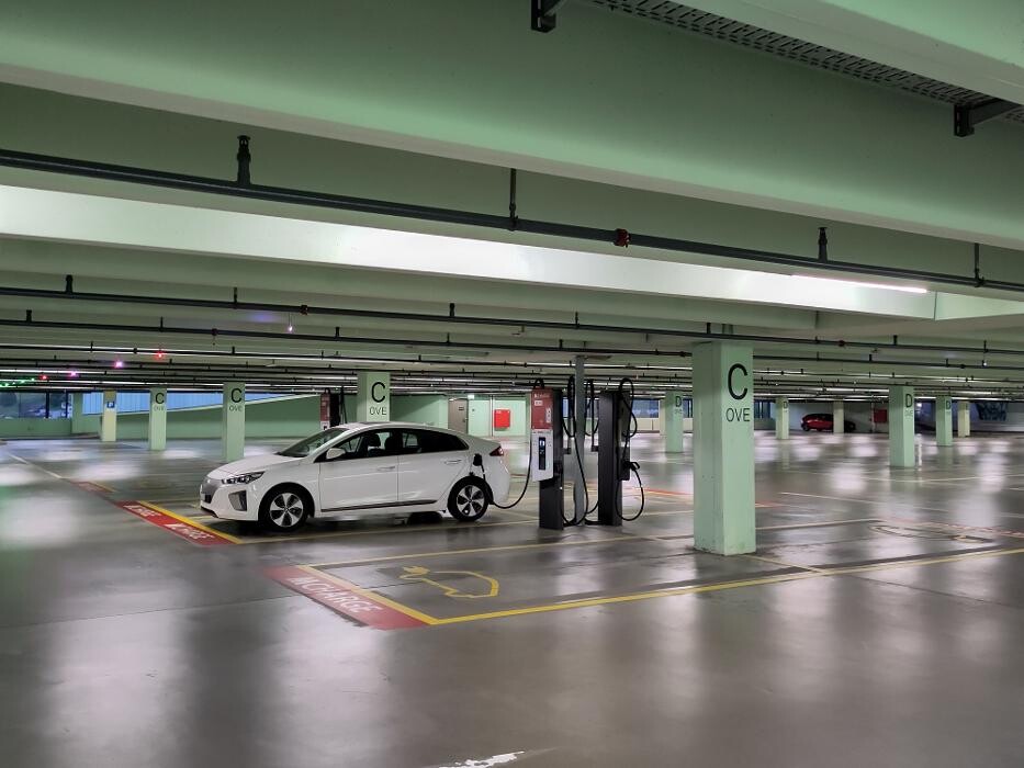 Bilder Migrol Charging Station