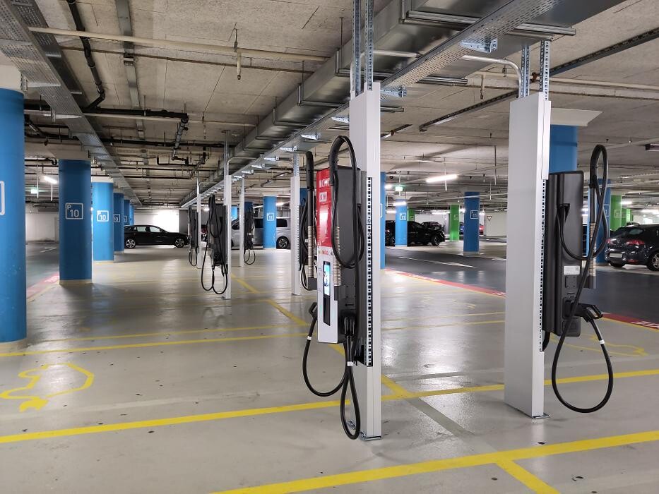 Bilder Migrol Charging Station