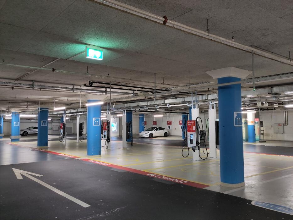 Bilder Migrol Charging Station