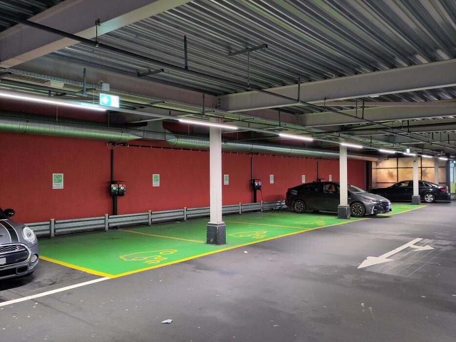 Bilder Migrol Charging Station