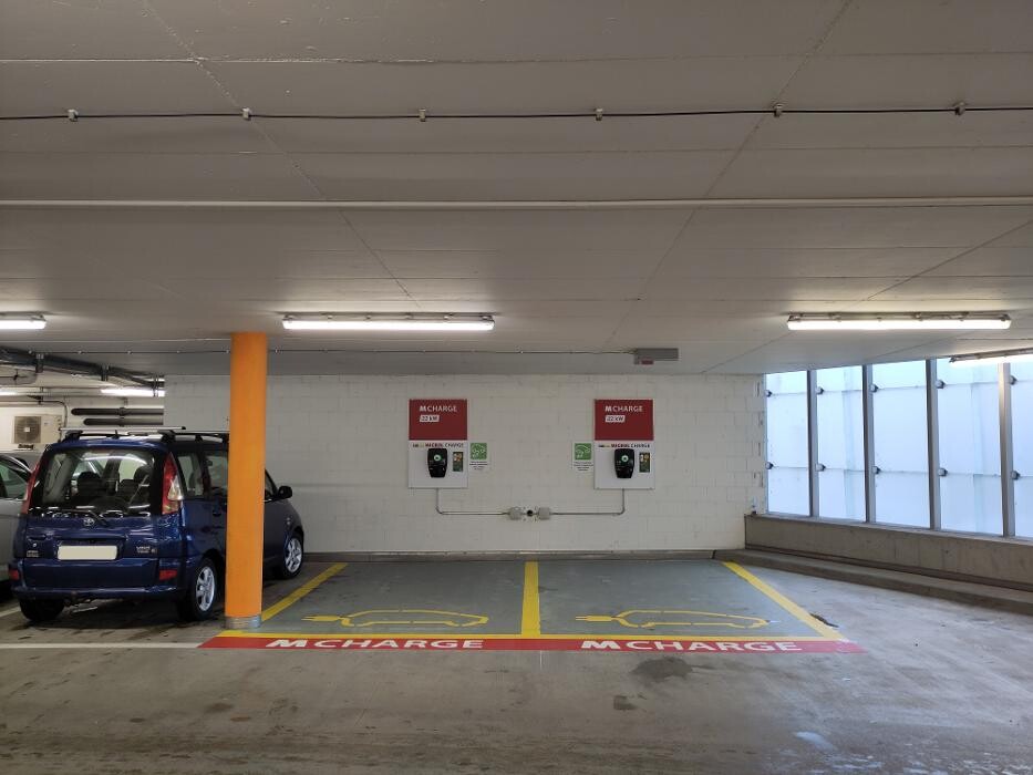 Bilder Migrol Charging Station