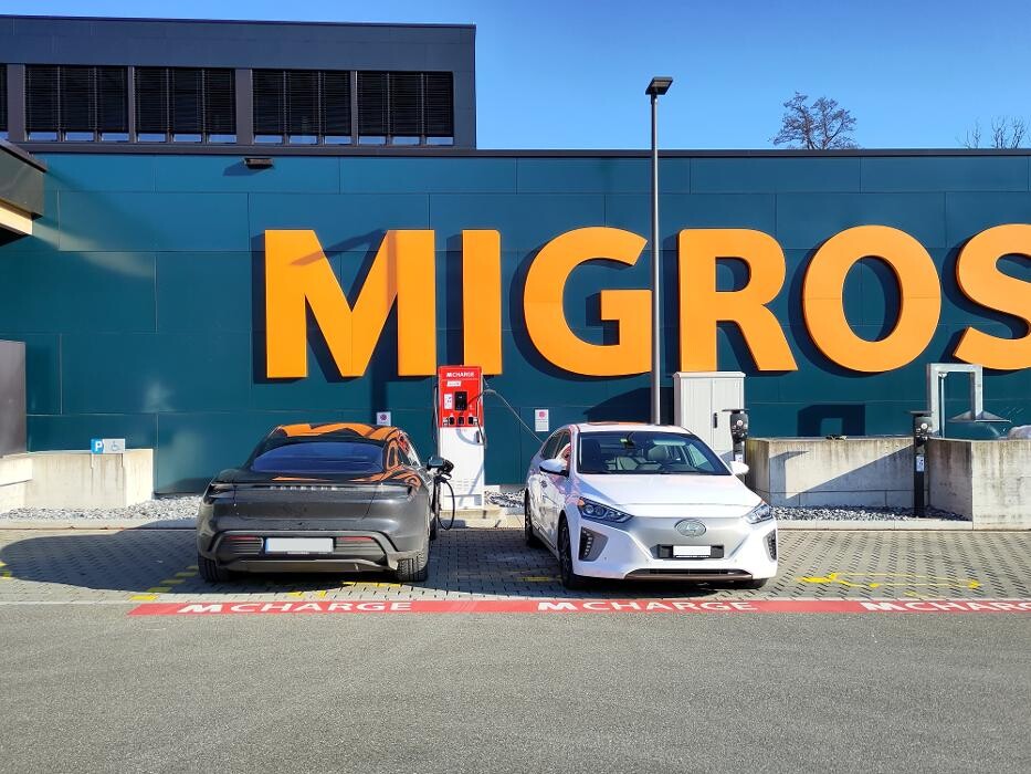 Bilder Migrol Charging Station