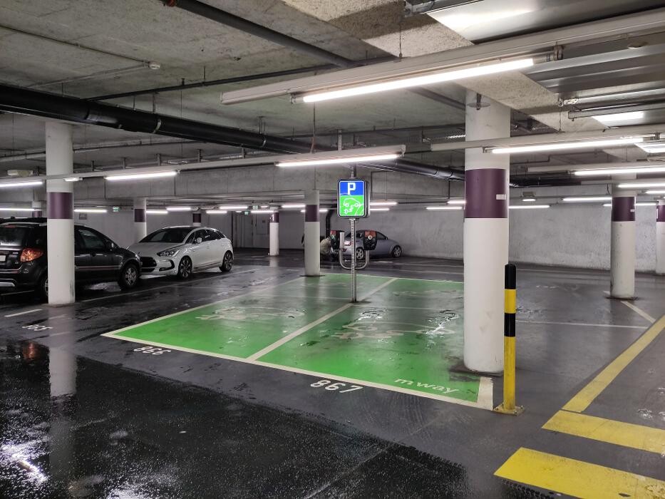Bilder Migrol Charging Station