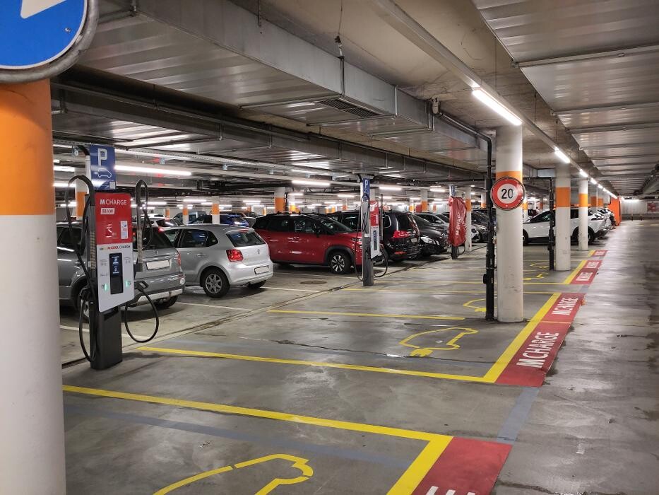 Bilder Migrol Charging Station