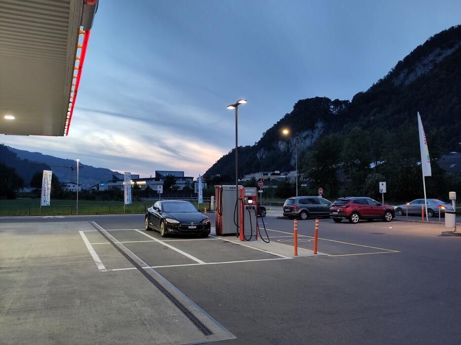 Bilder Migrol Charging Station