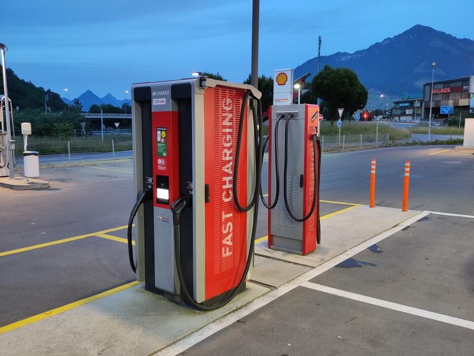 Bilder Migrol Charging Station