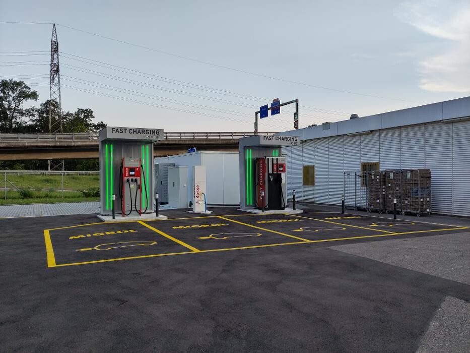 Bilder Migrol Charging Station