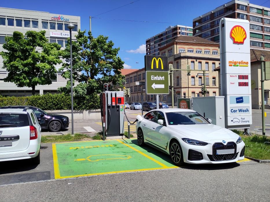 Bilder Migrol Charging Station
