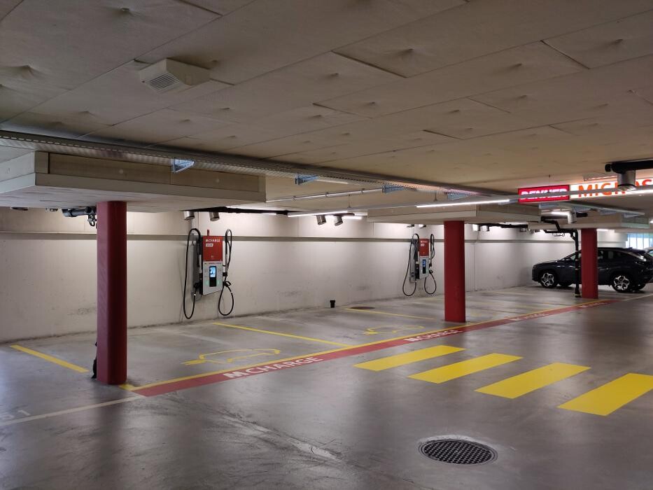 Bilder Migrol Charging Station