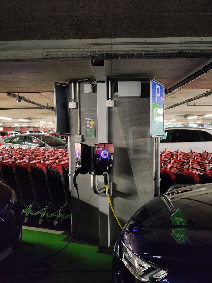 Bilder Migrol Charging Station