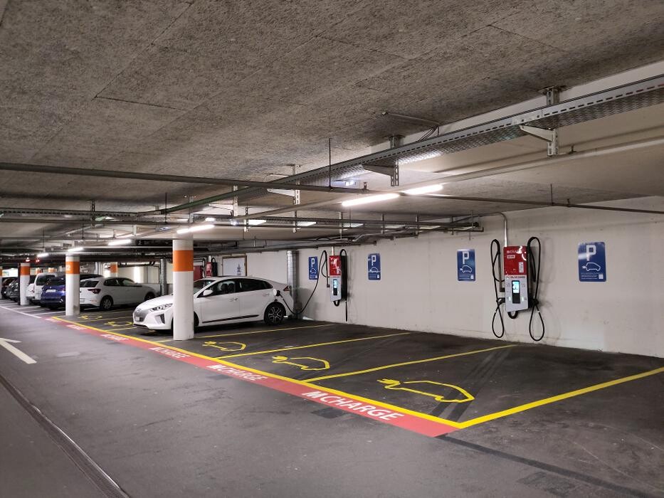Bilder Migrol Charging Station
